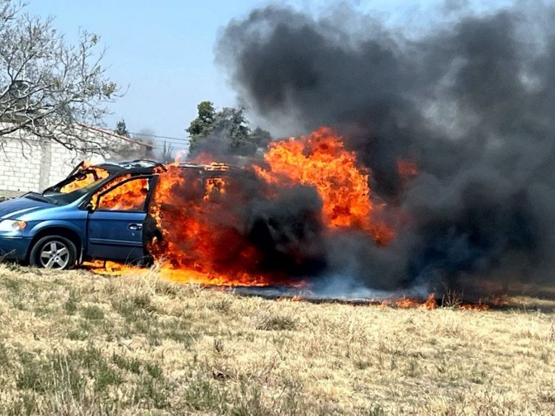Pobladores de San Agustín Calvario queman camioneta de delincuentes