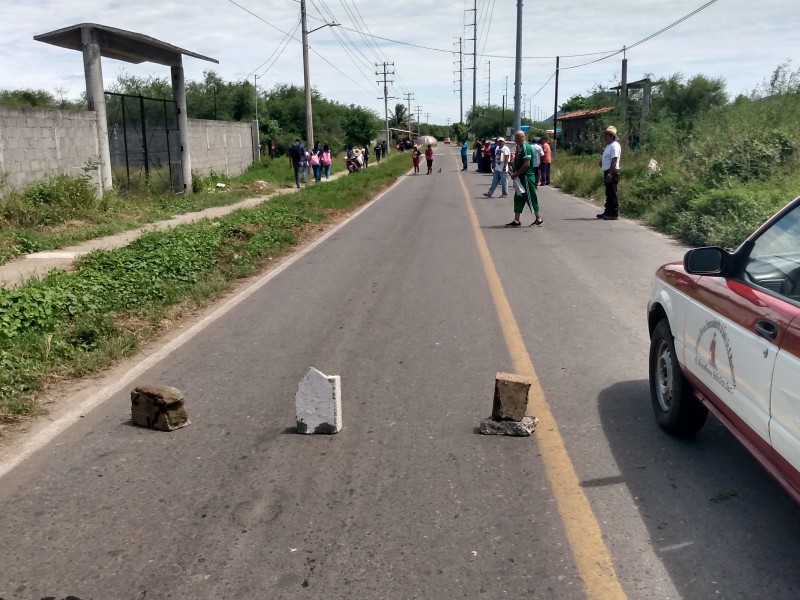 Pobladores de San Antonio bloquean carretera ante inconformidad