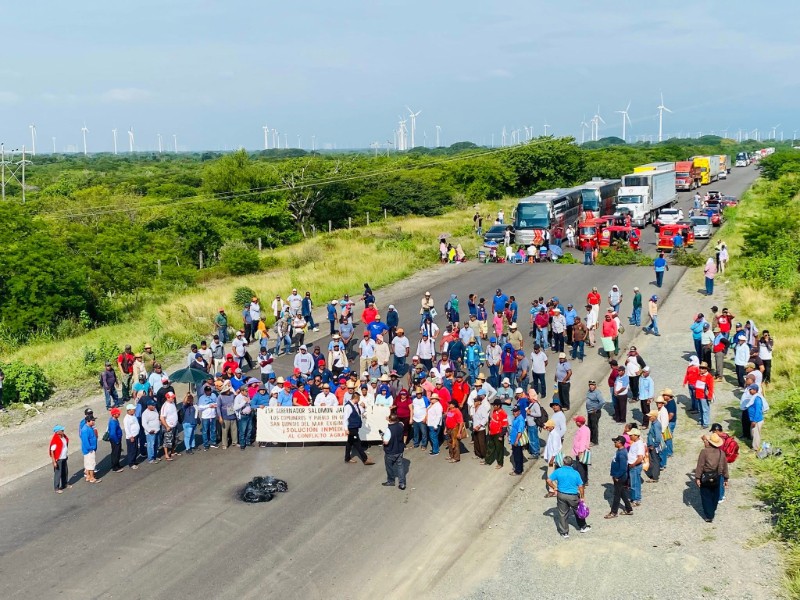Pobladores de San Dionisio del Mar bloquean carretera panamericana por conflicto agrario