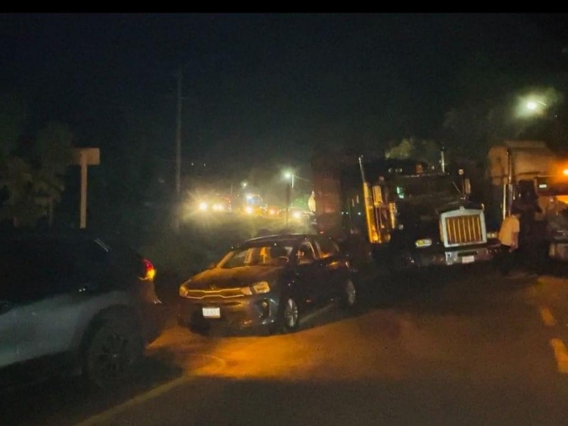 Pobladores de Santa Rosa bloquean carretera Acapulco-Zihuatanejo