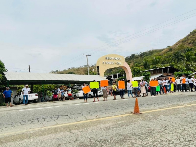 Pobladores de Santa Rosa decepcionados por no ver a AMLO