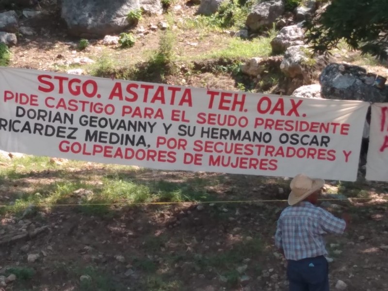 Se manifiestan pobladores de Santiago Astata, exigen desaparición de poderes