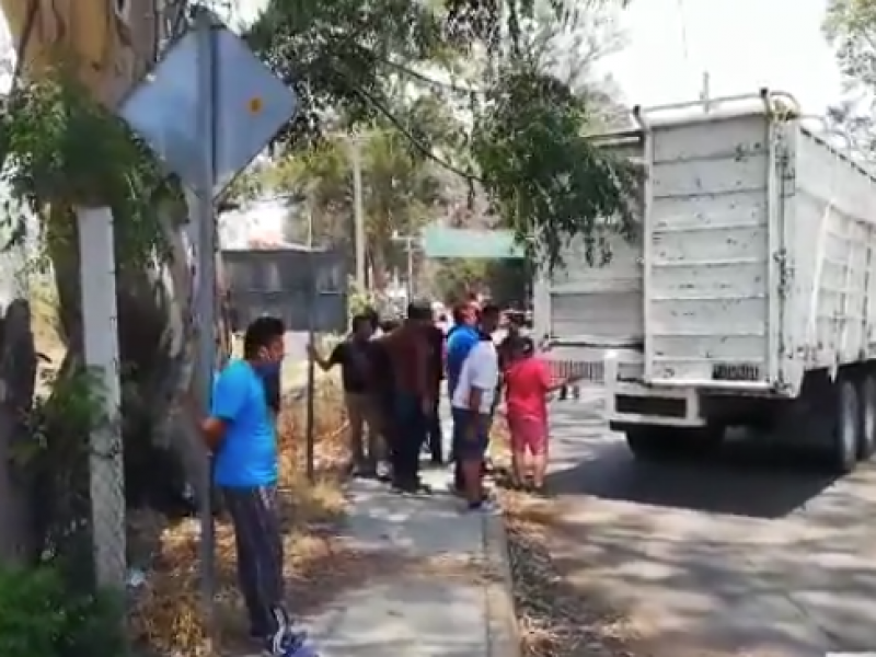 Pobladores de Telixtlahuaca bloquean el acceso a su municipio