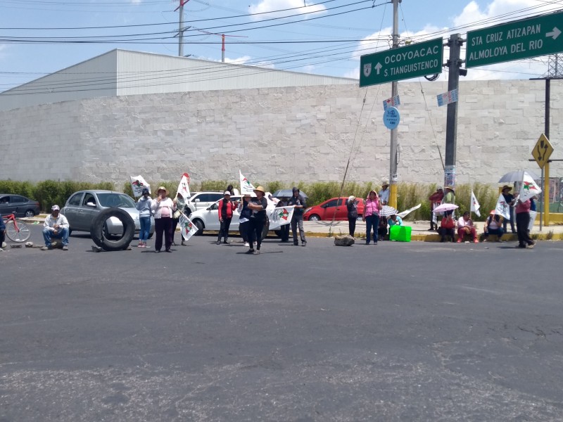 Pobladores de Tepexoyuca bloquean entrada a Ocoyoacac