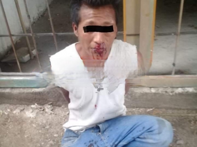 Pobladores de Tilapa, intenta linchar a masculino por robo