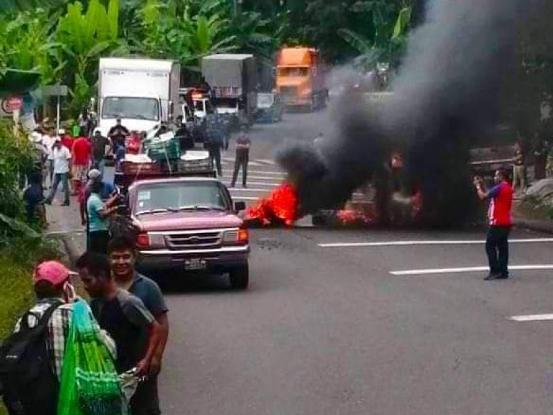 Pobladores de Tlapacoyan exigen conclusión de carretera