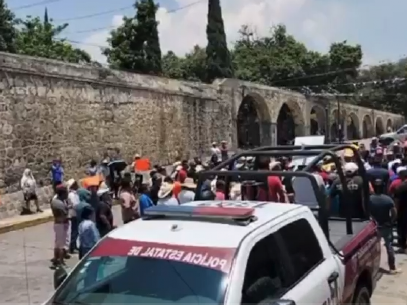 Pobladores de Tochimilco retienen a edil y director de seguridad