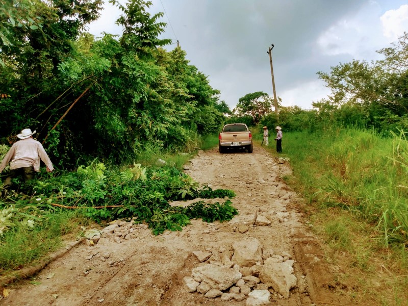 Pobladores de Tumilco se organizan para rehabilitar el acceso