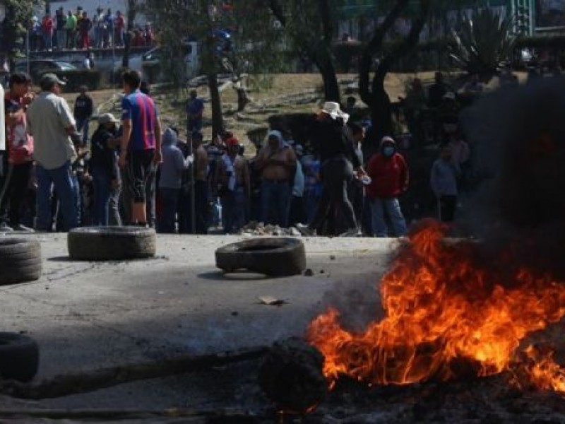 Pobladores de Xochimilco se enfrentan con policías de la CDMX