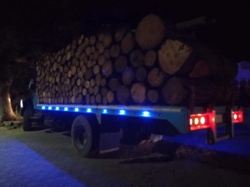 Pobladores detienen a camión con madera en Ixtacamaxtitlan