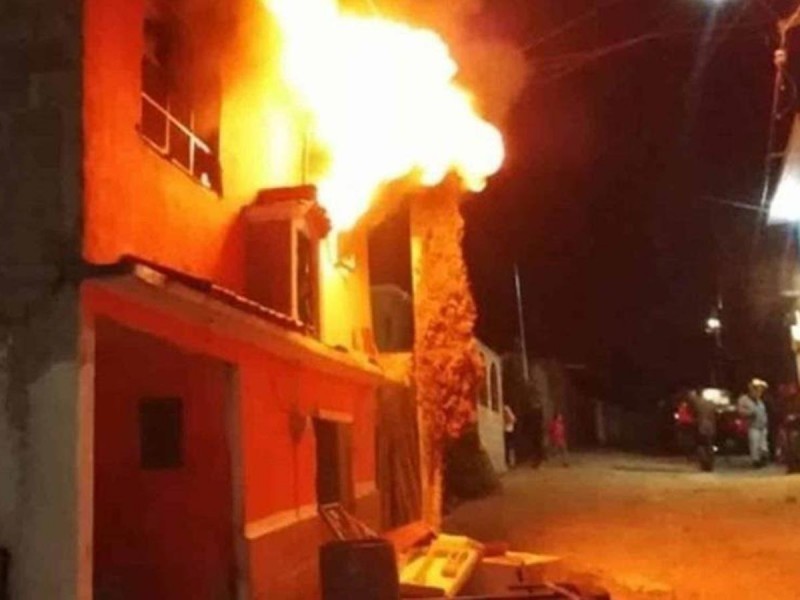 Pobladores Hidalgo incendian casas presuntos delincuentes