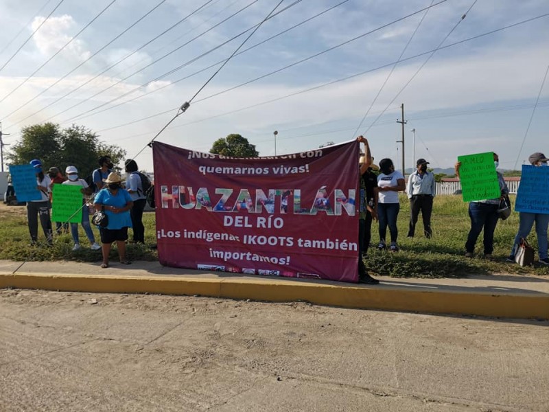 Pobladores ikoots se manifiestan para exigir justicia en Salina Cruz