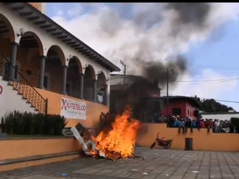 Pobladores intentan quemar presidencia municipal de Xiutetelco
