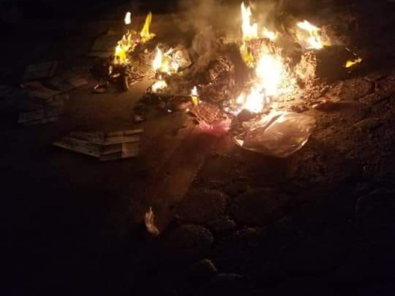 Pobladores queman boletas en Huehuetlán el Grande y Tlahuapan