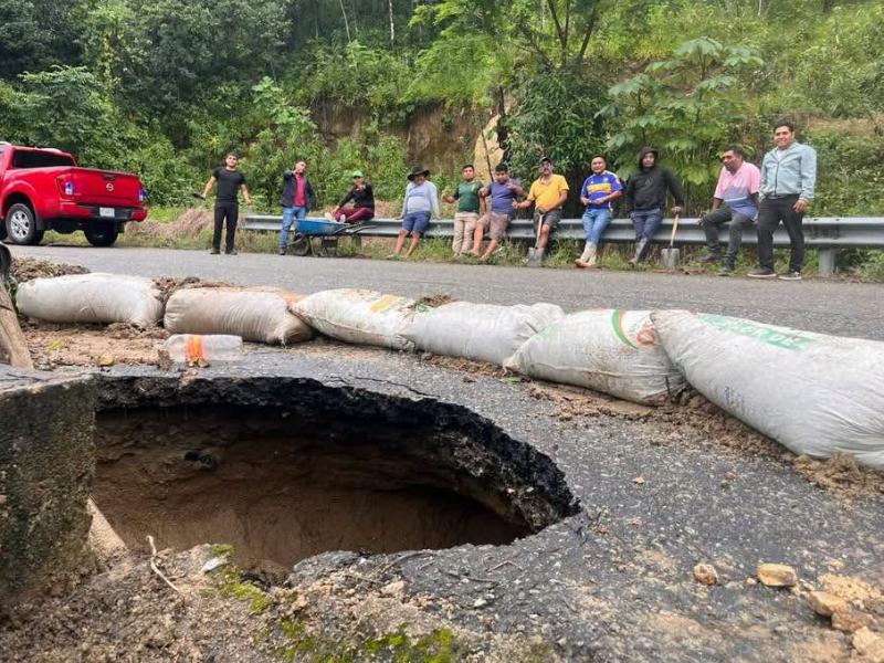 Pobladores reparan carretera a Juquila ante daños por lluvias