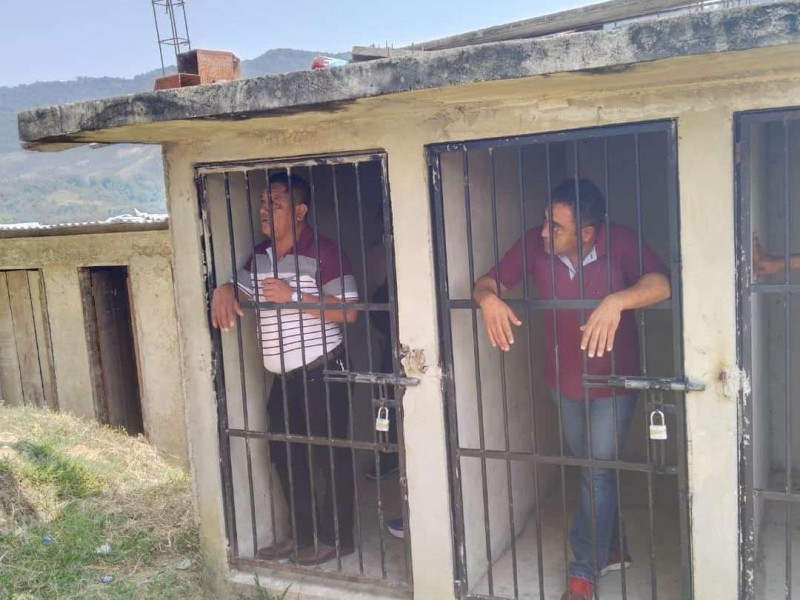 Pobladores retienen y encarcelan a alcalde de Ocosingo
