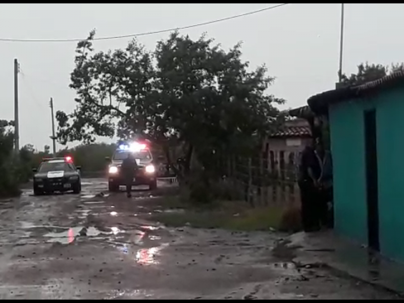 Pobladores se resisten a evacuar sus casas