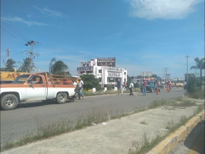 Pobladores unen esfuerzos para bachear calles en Salina Cruz