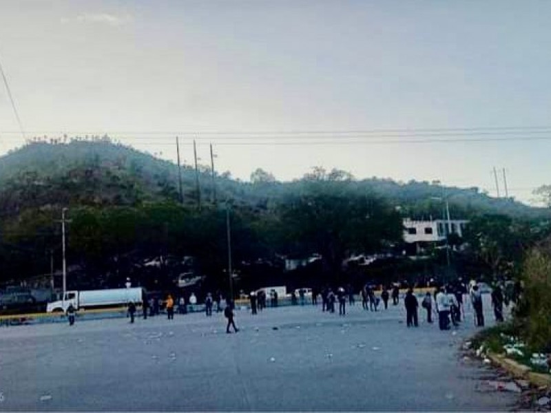 Pobladores vuelven a bloquear la Autopista del Sol en Chilpancingo