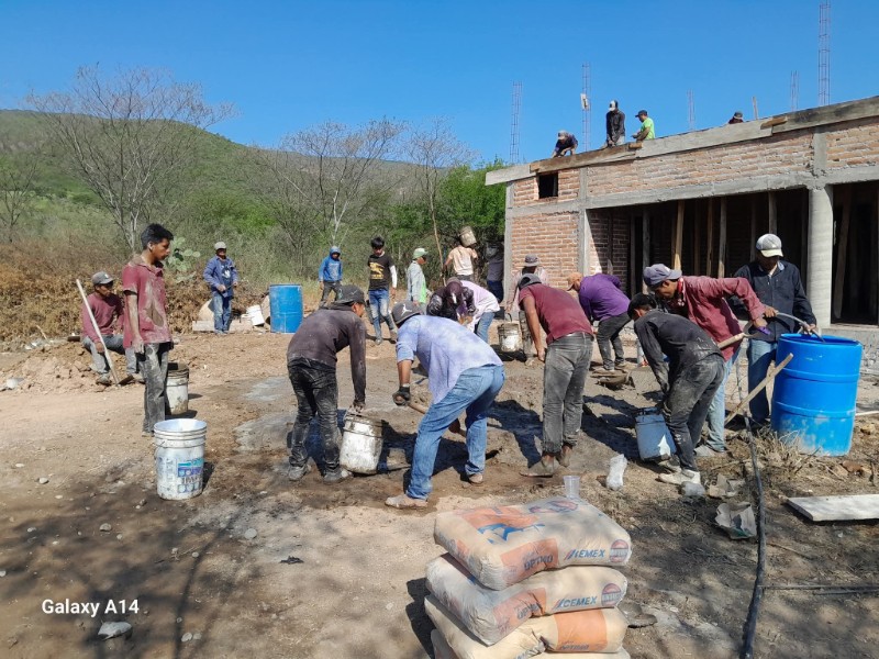 Pobladores wixárikas construyen su propio centro de salud en El Mezquital