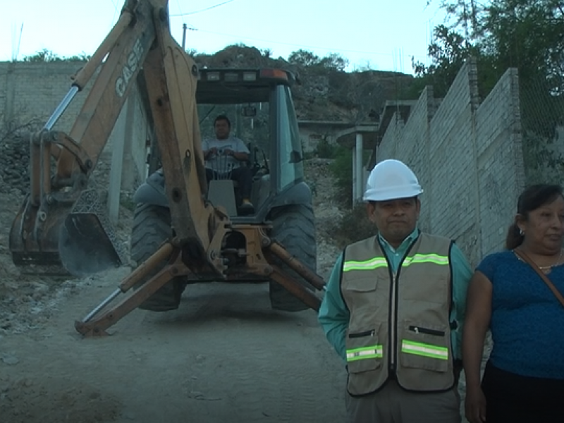 Pobladores y profesionistas de Altepexi realizan obras municipales