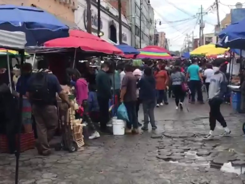 Poblanos abarrotan zona de pescados y mariscos del centro