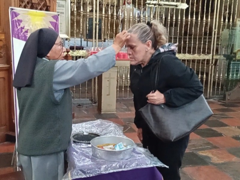 Poblanos acuden a iglesia por miércoles de ceniza