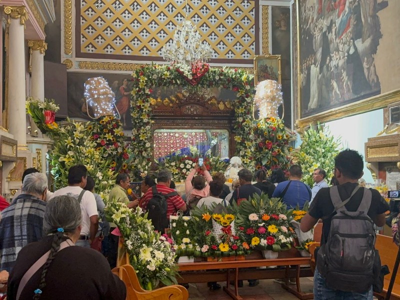 Poblanos acuden a visitar al Señor de las Maravillas