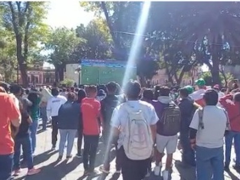 Poblanos acuden al zócalo capitalino para ver el fútbol