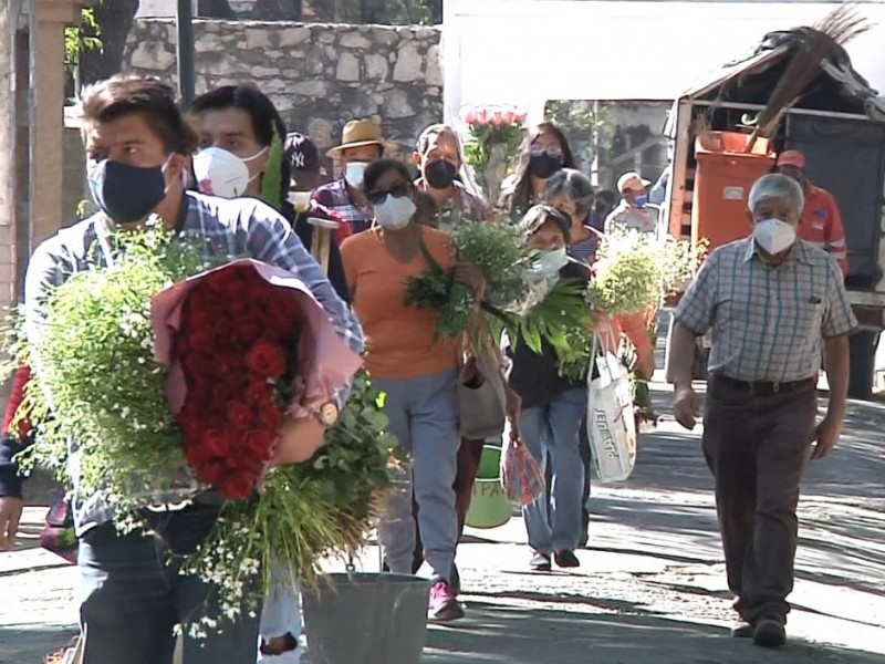 Poblanos acuden este 10 de mayo al panteón