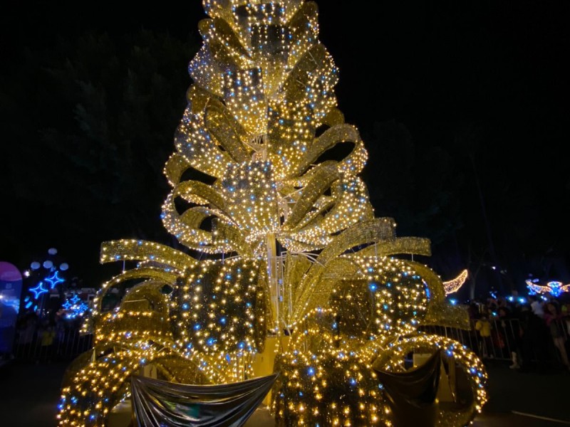 Poblanos asisten al tradicional encendido de árbol