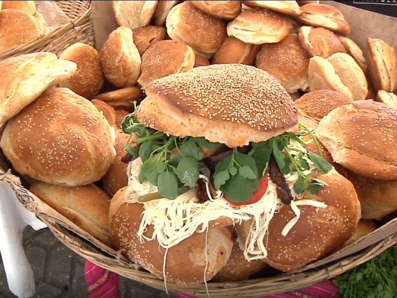 Poblanos, disfrutan de la Feria de la Cemita