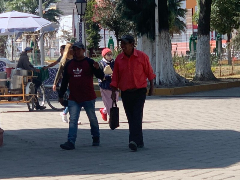 Poblanos no portan correctamente cubrebocas a un año de pandemia