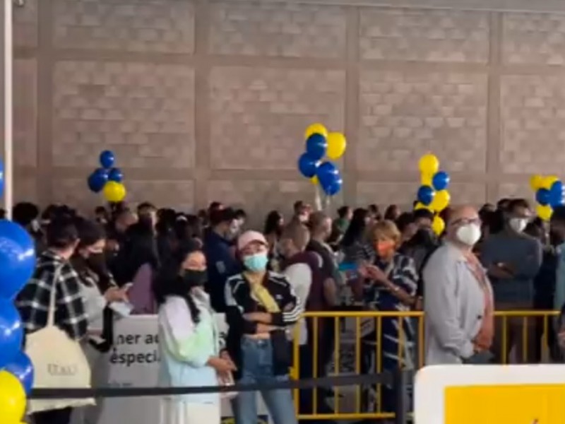 Poblanos se forman afuera de IKEA por su inauguración