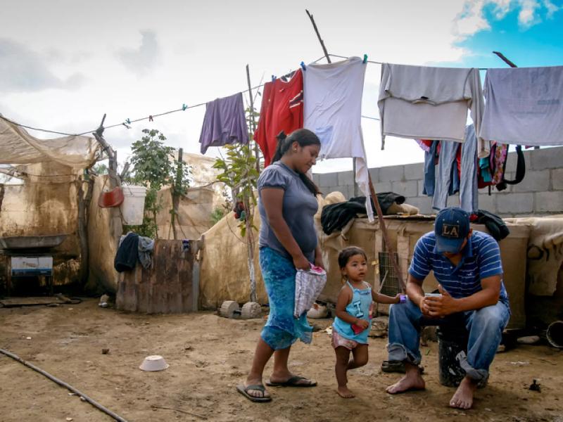 Pobreza en México disminuye, pero persisten carencias en salud y vivienda