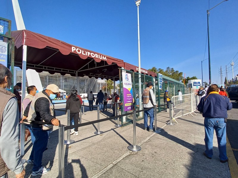 Poca afluencia en el Poliforum para vacunación a adolescentes