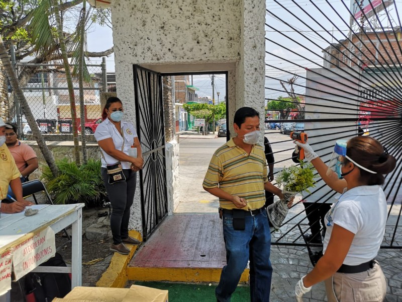 Poca afluencia en panteones por COVID-19 día de las madres