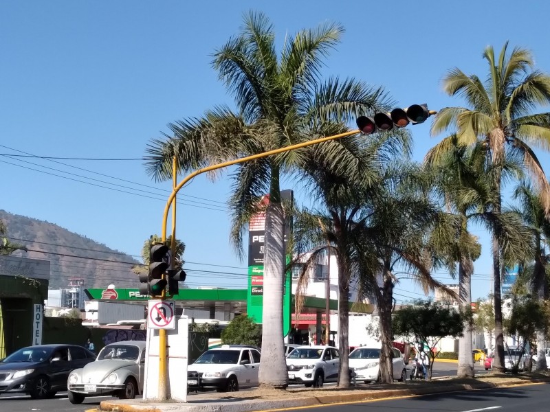 Poca visibilidad de semáforo podría ocasionar accidentes viales