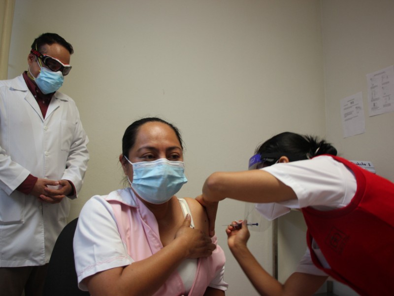 Pocas reacciones a vacuna reporta personal de Salud