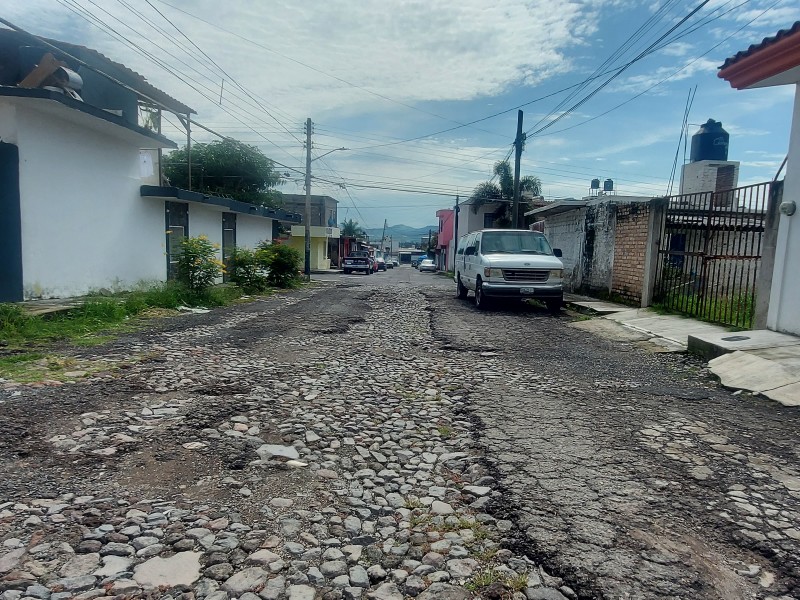 Poco transitable y destruida calle Vesubio en colonia Miravalles