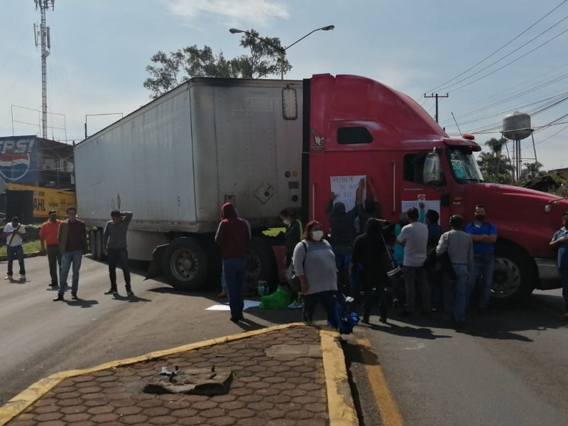 Poder de Base bloquea carreteras en accesos a Uruapan