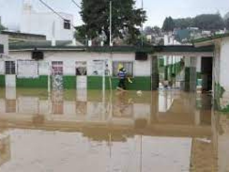 Podrían ser reubicadas escuelas que sufren inundaciones en Xalapa