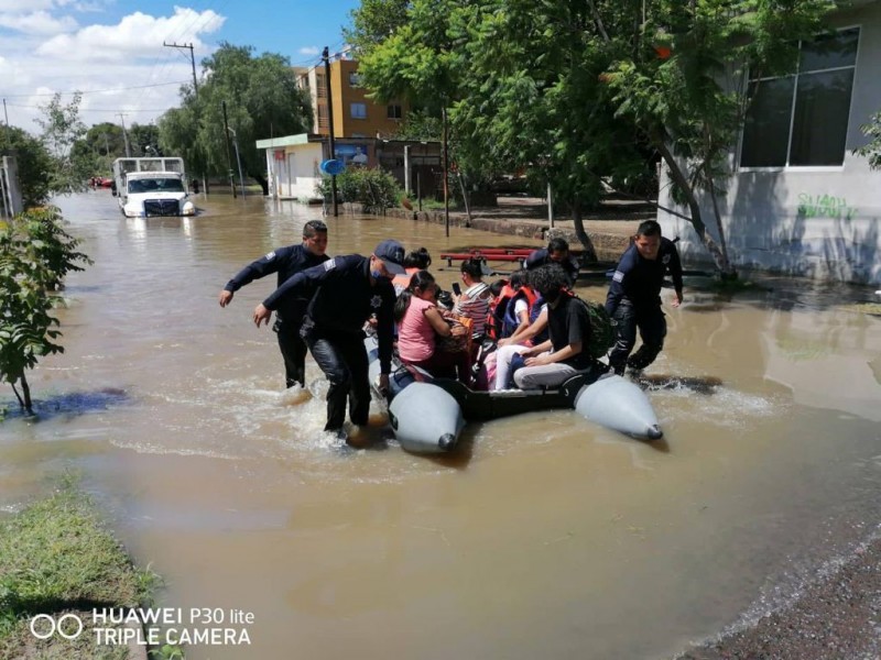 PoEs brinfa apoyo en zonas afectadas por inundaciones