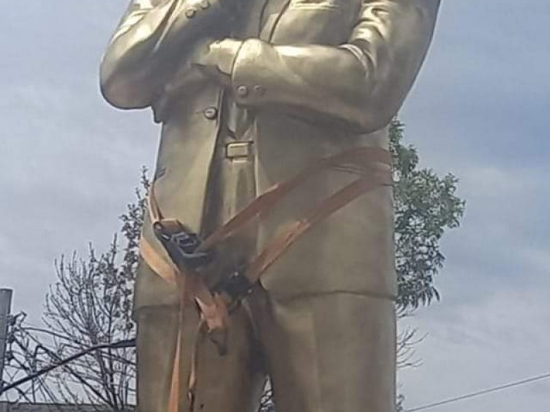 Polémica genera estatua de Richard MacNeils