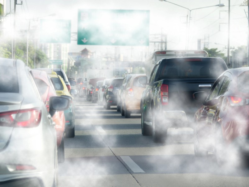 Polémica por regreso de autos contaminantes en Estados Unidos