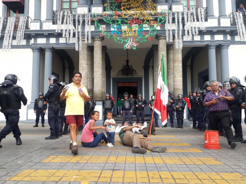 Policia antimotines remueve manifestantes frente a Palacio