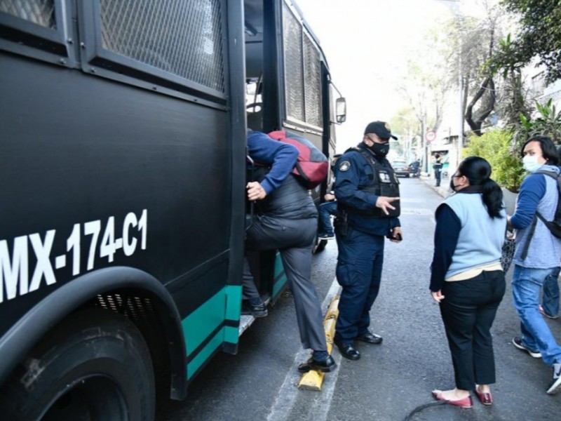 Policía capitalina apoya en traslado de pasajeros varados en Metro