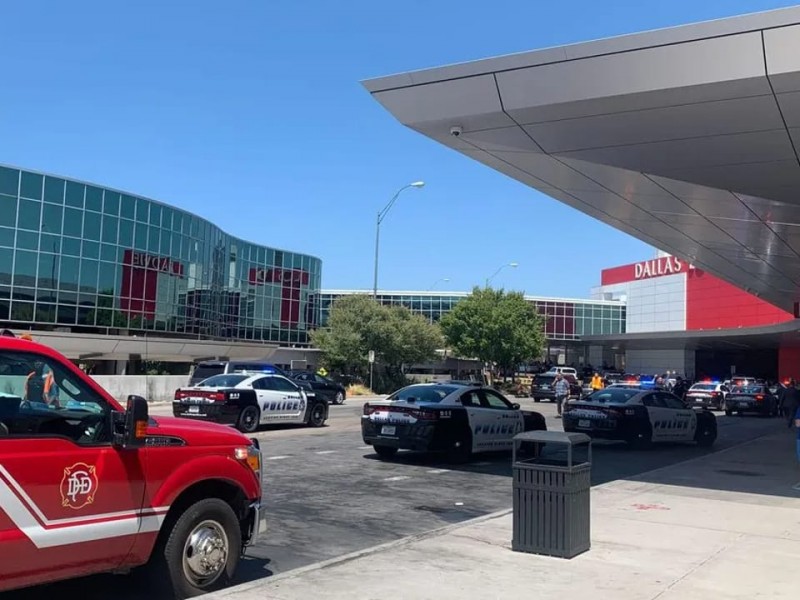 Policía captura a mujer tras disparos en aeropuerto de Texas