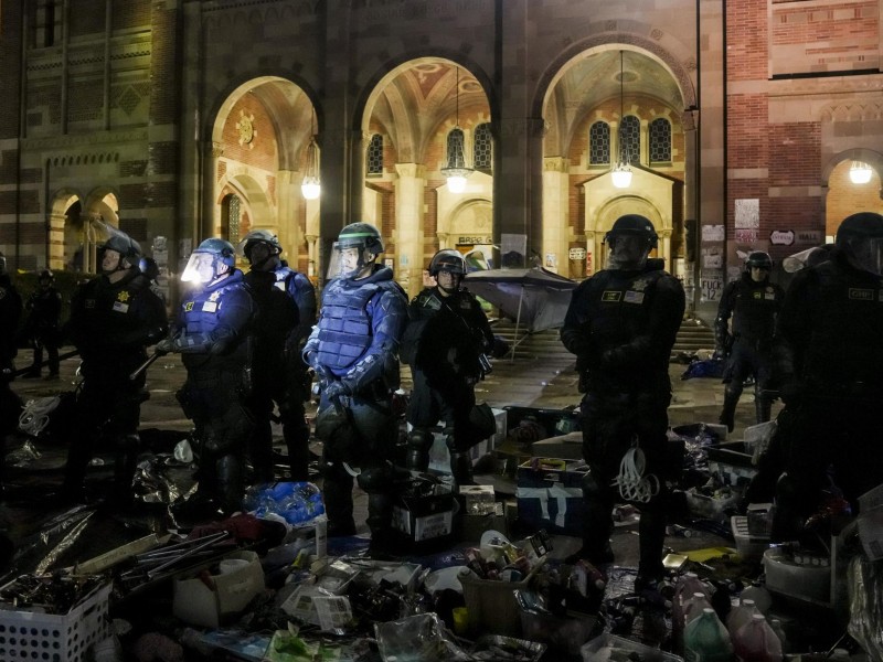 Policía de LA desmanteló campamento propalestino en UCLA