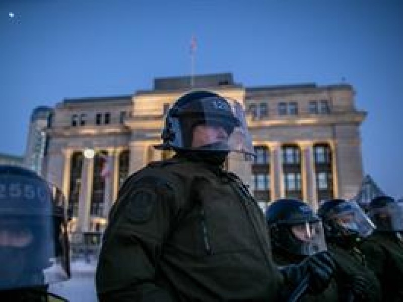 Policía de Ottawa usa irritantes químicos para despejar protesta antivacunas